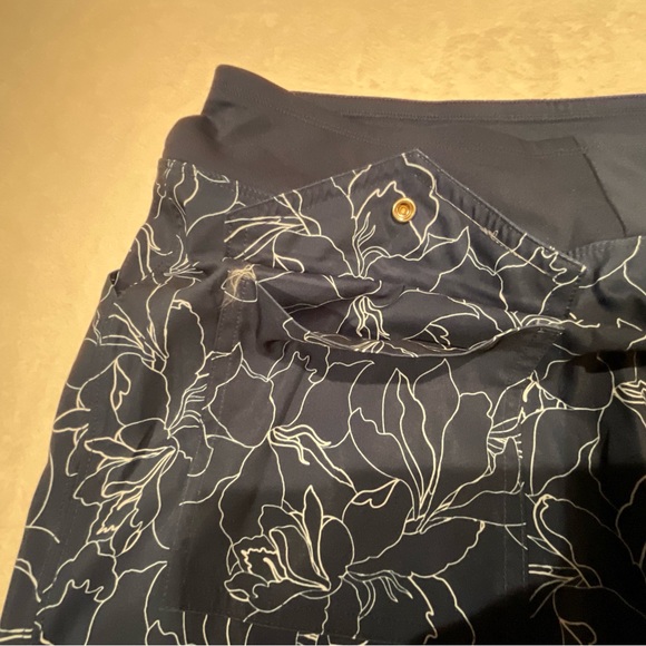 Women’s Cypress Club Navy Skort With White Flowers and Pockets Size Small - Picture 7 of 14